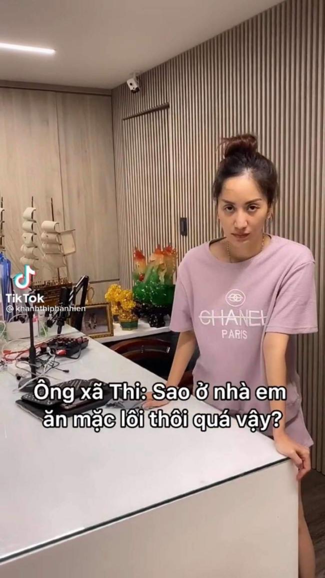 Trong thời điểm giãn cách xã hội, Khánh Thi thực hiện&nbsp;nhiều video giải trí, trong đó có video theo trend "Ở nhà, sao vợ mặc lôi thôi thế?" đang hot trên mạng Tiktok.
