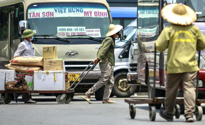 Việc kéo những xe hàng như thế này vào giao cho các nhà xe rất vất vả vì ngoài mất sức vì kéo hàng, họ còn phải đương đầu với cái nắng nóng gay gắt.