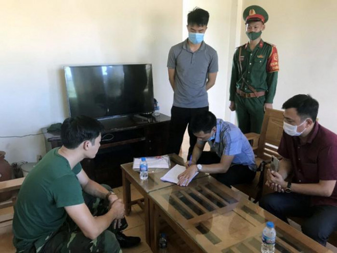 Lực lượng chức năng tỉnh Quảng Ninh lấy lời khai đối tượng giả danh sỹ quan Quân đội