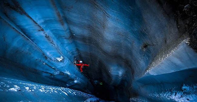1. Khung cảnh khiến người xem cảm thấy chóng mặt này của tác giả Alex Buisse, đạt giải nhì trong cuộc thi CVCEPhoto. Người trong bức ảnh là Jeff Mercier, anh đang trèo ra khỏi một khe nứt bên trong sông băng Mer de Glace vào mùa hè năm ngoái.
