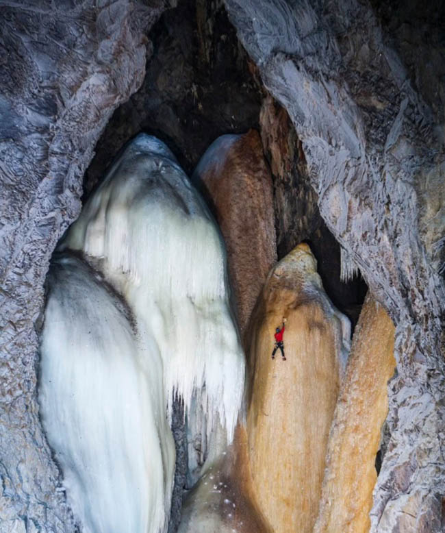 15. Nhiếp ảnh gia Christian Pondella ở California đã chụp được bức ảnh tuyệt đẹp này tại một hầm mỏ quặng sắt bị bỏ hoang ở hạt Uppsala, Thụy Điển. Bức ảnh cho thấy nhà leo núi Will Gadd đang leo lên một tảng băng cao 198m bị biến đổi màu do quặng sắt.
