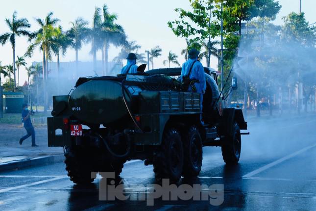 Đây là lần đầu tiên tỉnh Nghệ An thực hiện phun khử khuẩn, tiêu độc trên diện rộng khi tình hình dịch COVID-19 diễn biến phức tạp, xu hướng tăng nhanh về ca dương tính với SARS-CoV-2.