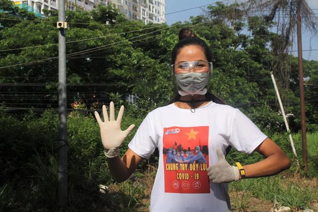 Á hậu Thanh Tú khoe eo &#39;con kiến&#39; nóng bỏng, Hà Kiều Anh mặc váy yếm vai trần nuột nà - 16