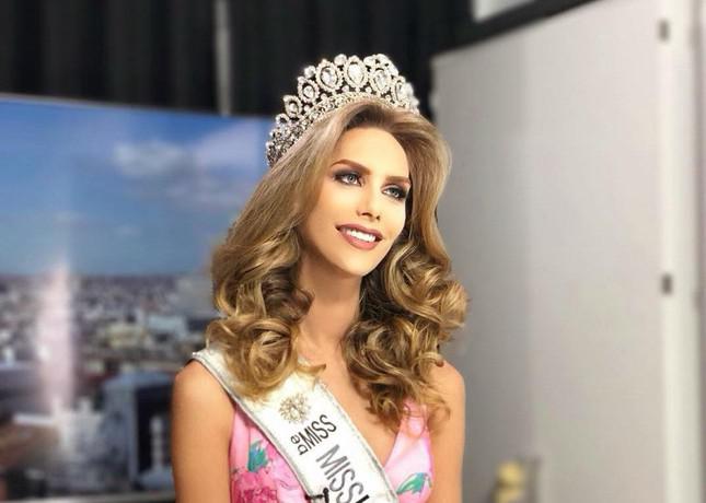 Mỹ nhân chuyển giới đầu tiên thi Miss Universe giờ ra sao? - 2