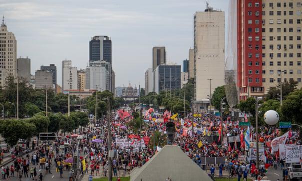 Người biểu tình đổ xuống đường phố Brazil. Ảnh: TG