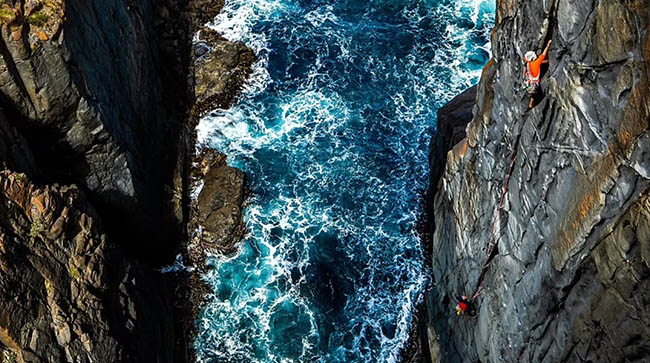 3. Bức ảnh đặc biệt này là tác phẩm của nhiếp ảnh gia người Úc Lachlan Gardiner. Nó ghi lại cảnh Charlotte Blake đang leo lên bức tường trên đảo Bruny, ngoài khơi bờ biển Tasmania, bên dưới có một dòng nước đang xoáy mạnh.
