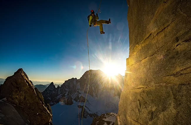 7. Đây là một bức ảnh đáng kinh ngạc khác của Alex Buisse về đỉnh núi Dent du Geant, nằm giữa Pháp và Ý trên dãy Alps.
