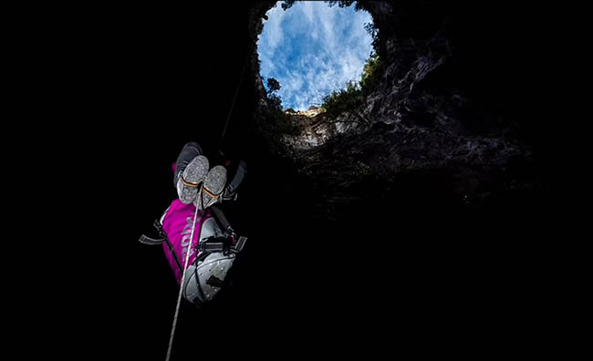 8. Bức ảnh kỳ lạ này cho thấy một hang động hướng đến lối ra trong vực sâu Avenc Ample ở La Vall d'Ebo, Valencia, Tây Ban Nha.
