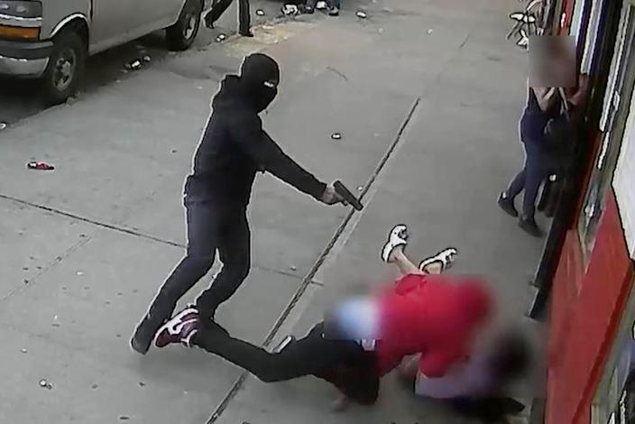 Tay súng xả đạn ngay trên đường phố New York, dù trước mặt có trẻ em.