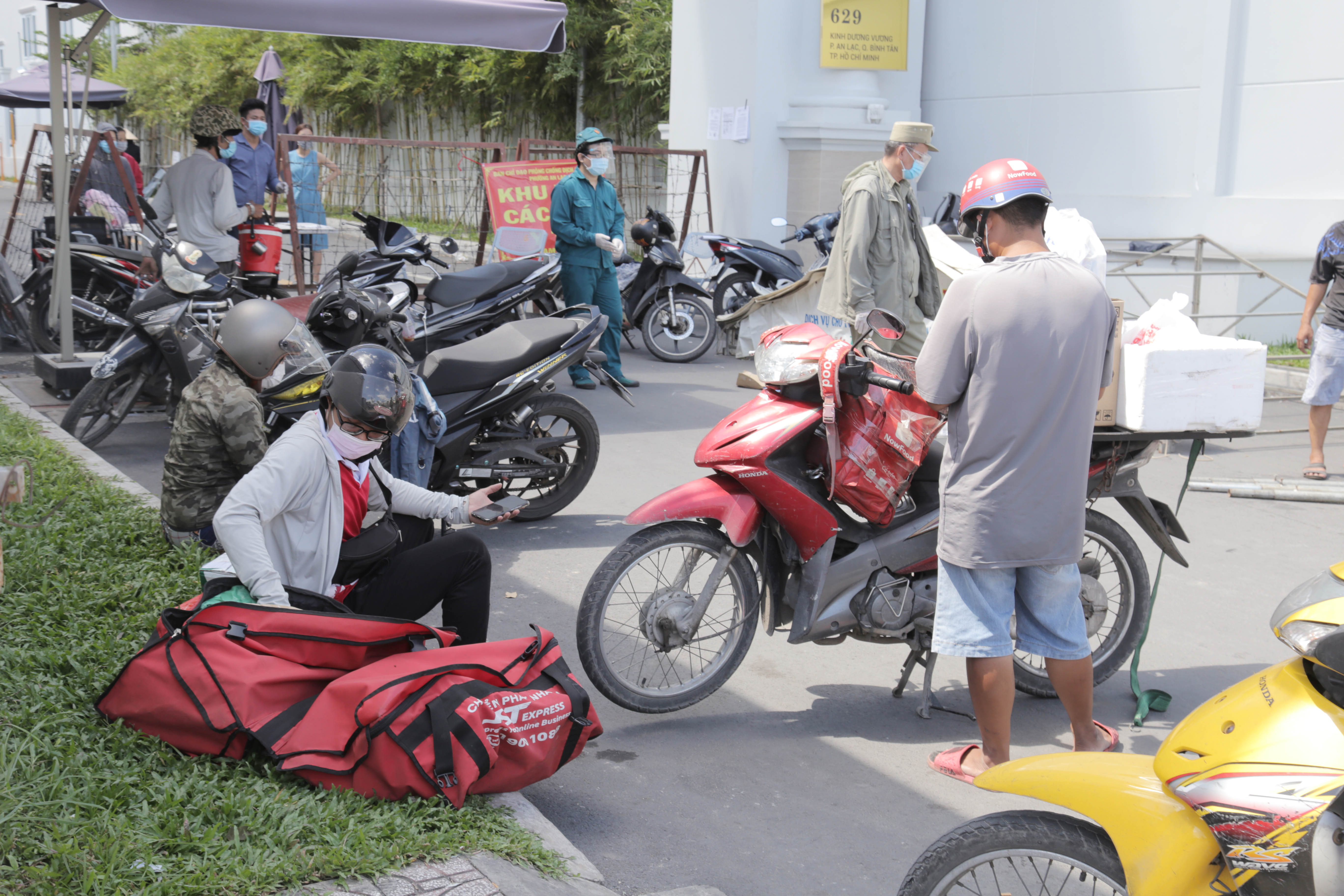 Toàn cảnh phong tỏa “nội bất xuất, ngoại bất nhập” tại 3 khu phố ở Bình Tân - 10