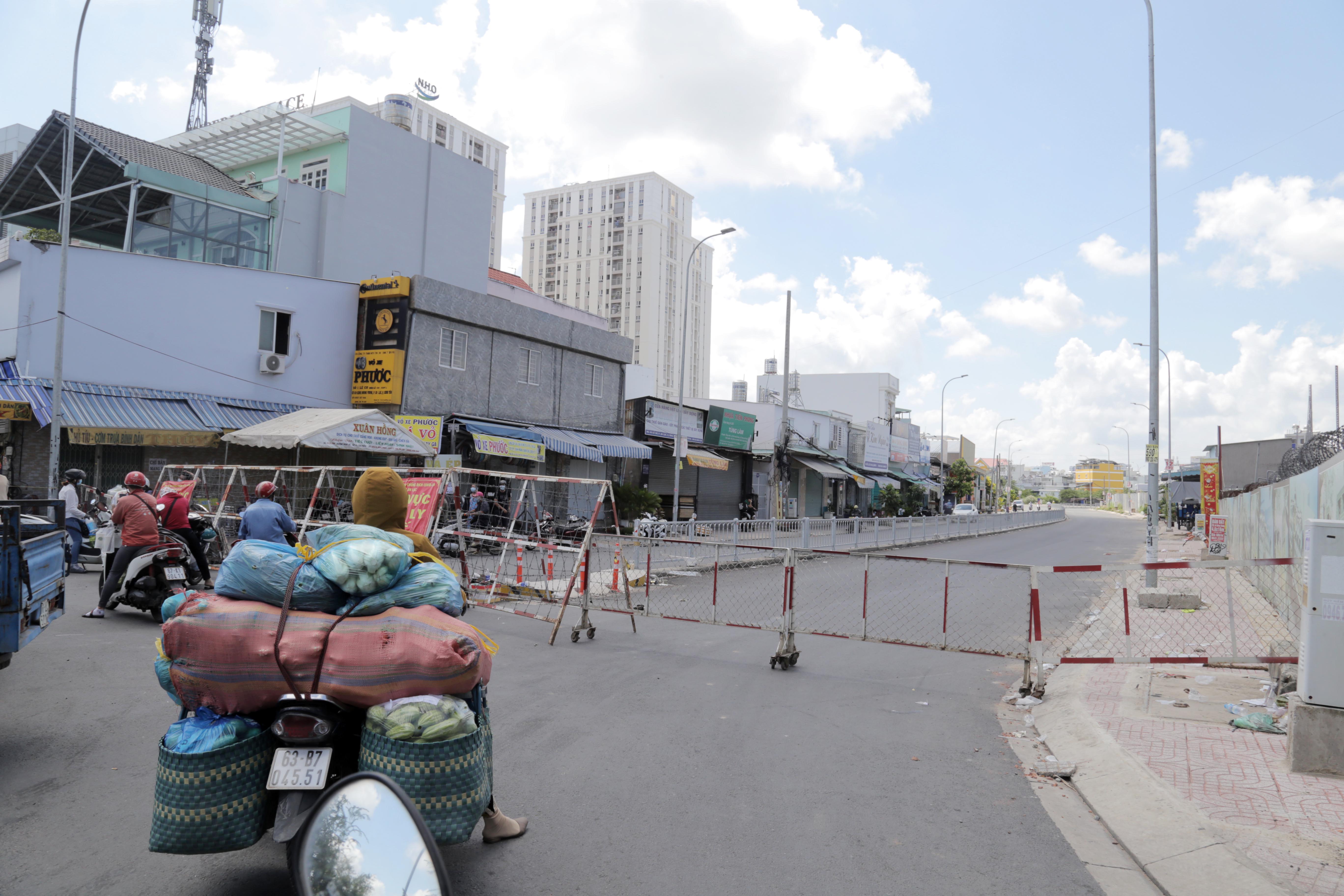 Người dân bên ngoài không được vào khu vực phong tỏa ở khu phố 2, 3, 4 phường An Lạc. Lực lượng chức năng hướng dẫn người dân lưu thông hướng khác. Người dân bên trong khu vực phong tỏa cũng không được ra ngoài.