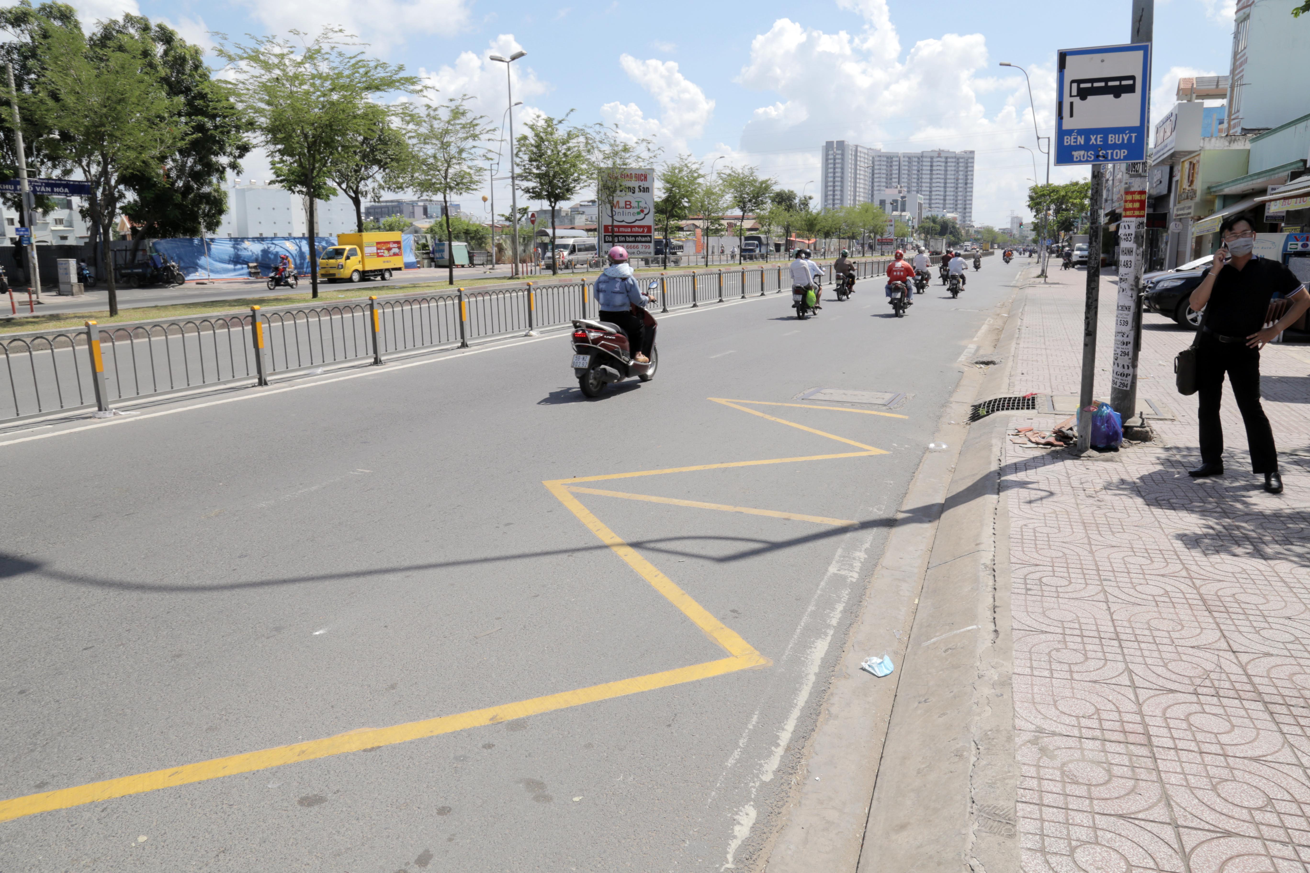 Đường Hồ Học Lãm đoạn từ Kinh Dương Vương đến Võ Văn Kiệt được chốt chặn, cách ly; riêng tuyến đường Kinh Dương Vương và Võ Văn Kiệt vẫn cho lưu thông nhưng không được phép dừng đỗ.