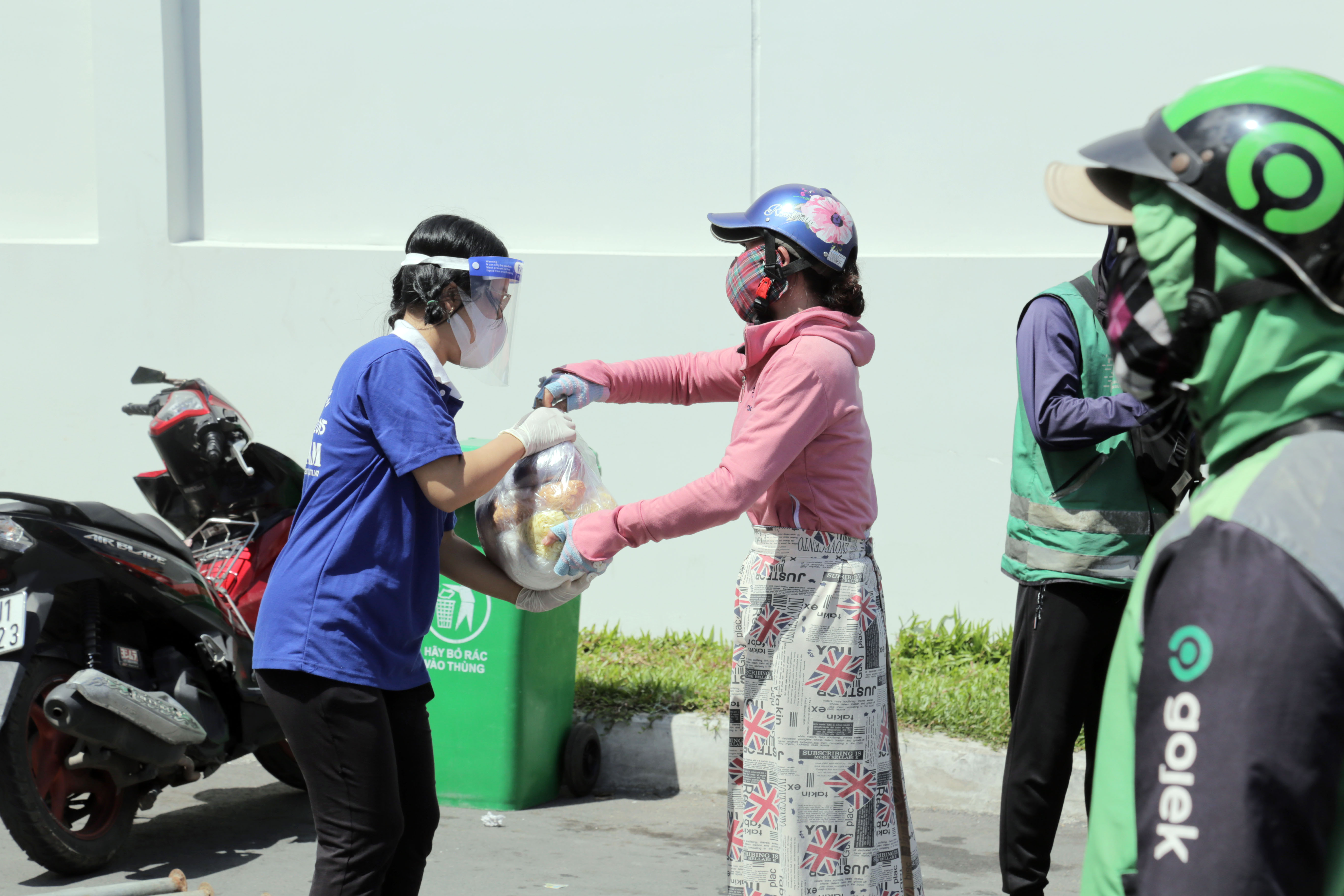 Các trường hợp gửi hàng hóa, lương thực, thực phẩm vào bên trong khu vực được phong tỏa được lực lượng tại các chốt chặn hỗ trợ.