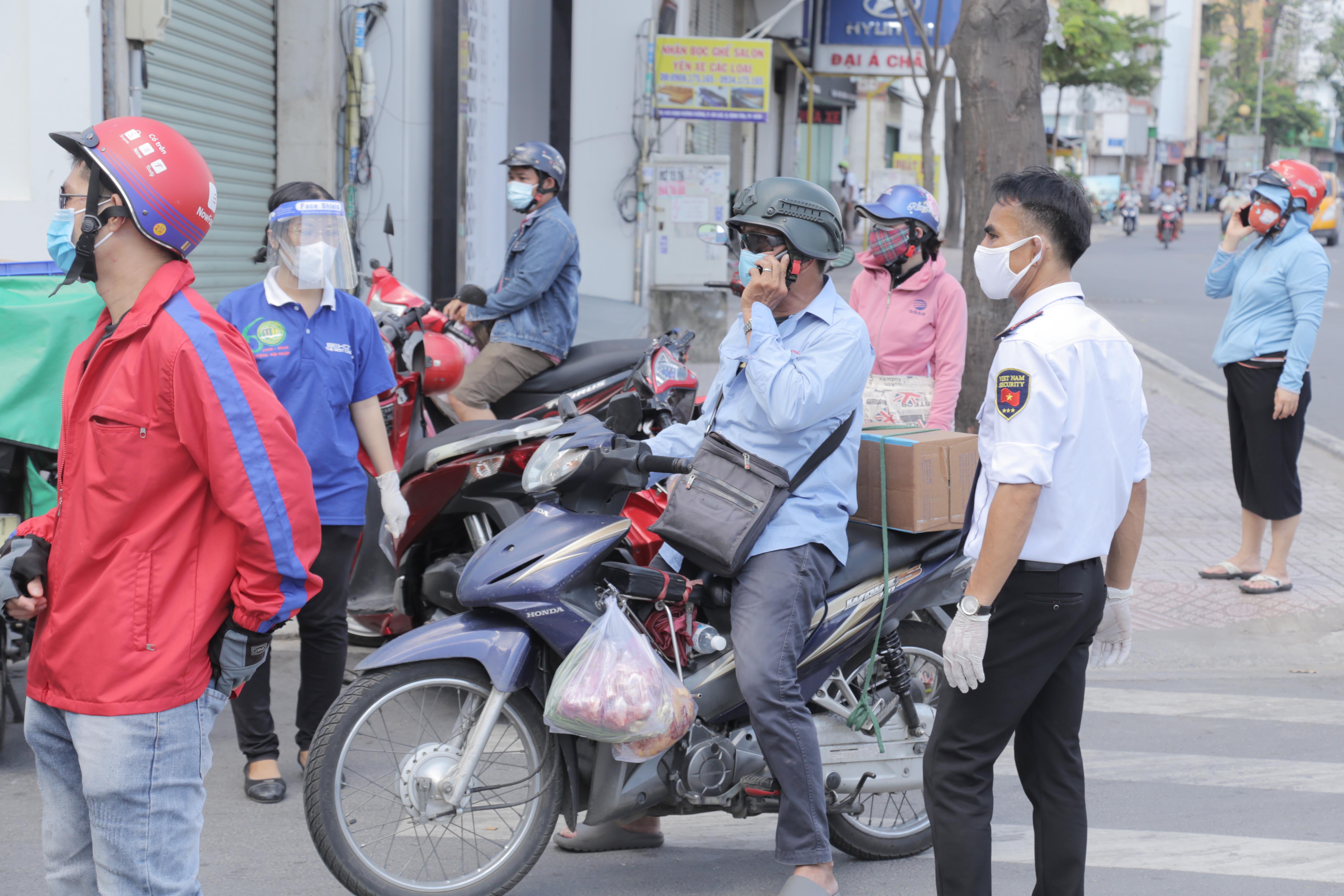 “Thời gian này, người dân trong khu vực phải hạn chế đi lại, không tụ tập, chỉ được ra ngoài khi thực sự cấp thiết, người dân phía bên ngoài không có phận sự tuyệt đối không được vào bên trong. Việc áp dụng phong tỏa ít nhiều gây ảnh hưởng đến cuộc sống nhưng chúng tôi sẽ chấp hành. Dịch phức tạp, phong tỏa là cần thiết”, chị Lê Linh người dân phường An Lạc chia sẻ.