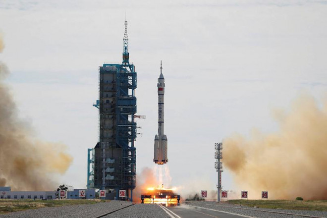 Tàu vũ trụ Thần Châu-12 được phóng lên bằng tên lửa đẩy Trường Chinh 2F từ bãi phóng Tửu Tuyền trên sa mạc Gobi, phía tây bắc Trung Quốc. Ảnh: REUTERS