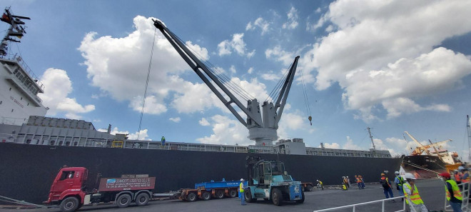 Xe siêu trường, siêu trọng đợi sẵn ở cảng Khánh Hội để đón tàu.