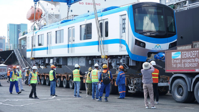 Cận cảnh đoàn tàu số 4 của metro số 1 đưa về depot Long Bình, TP Thủ Đức - 5