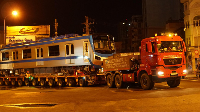 Cận cảnh đoàn tàu số 4 của metro số 1 đưa về depot Long Bình, TP Thủ Đức - 9