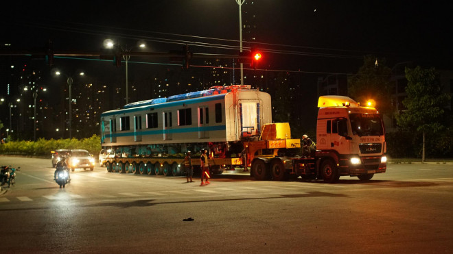 Cận cảnh đoàn tàu số 4 của metro số 1 đưa về depot Long Bình, TP Thủ Đức - 11