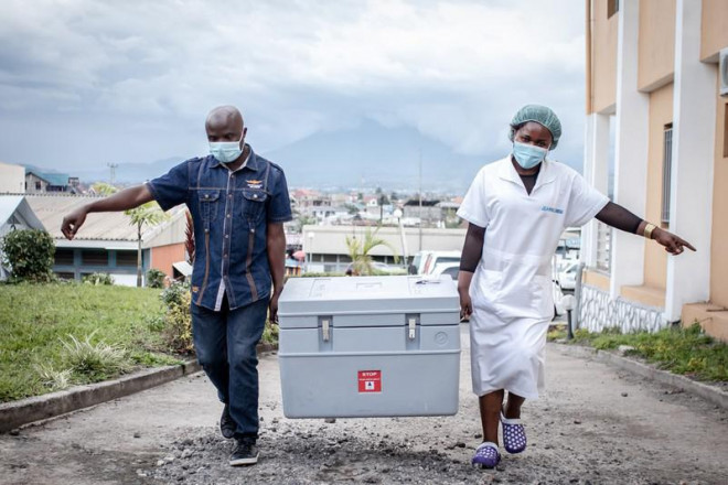 Chiến dịch tiêm vaccine COVID-19 đang diễn ra ở CHDC Congo (châu Phi). Ảnh: Guerchom Ndebo/GETTY IMAGES