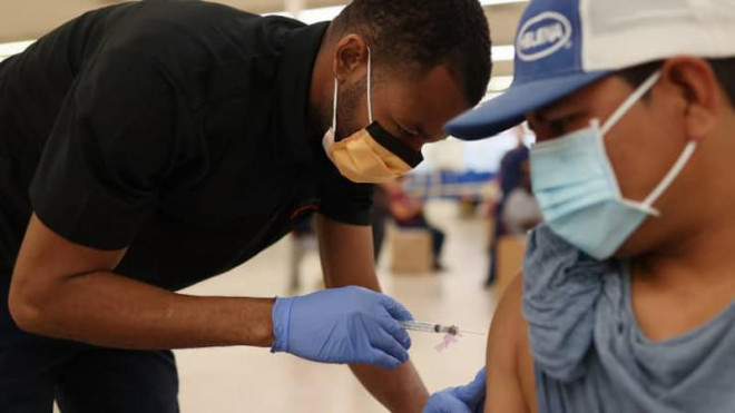 Tiêm vaccine của Moderna cho người dân tại bang Florida (Mỹ). Ảnh: Joe Raedle/GETTY IMAGES