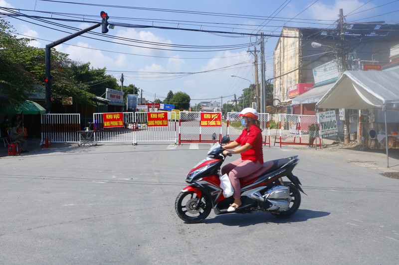 Cơ quan chức năng phong tỏa khu vực ở Tân Phước Khánh, thị xã Tân Uyên để dập dịch (ảnh: PLO)