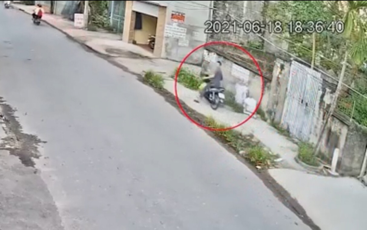 Người đàn ông đi xe máy không đội mũ bảo hiểm, chạy xe thiếu quan sát gặp tai nạn.