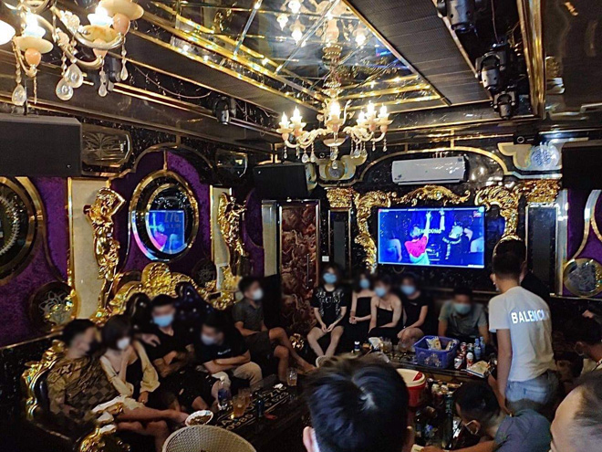 20 đối tượng nam, nữ thanh niên đang tụ tập uống bia và hát karaoke giữa dịch COVID-19.