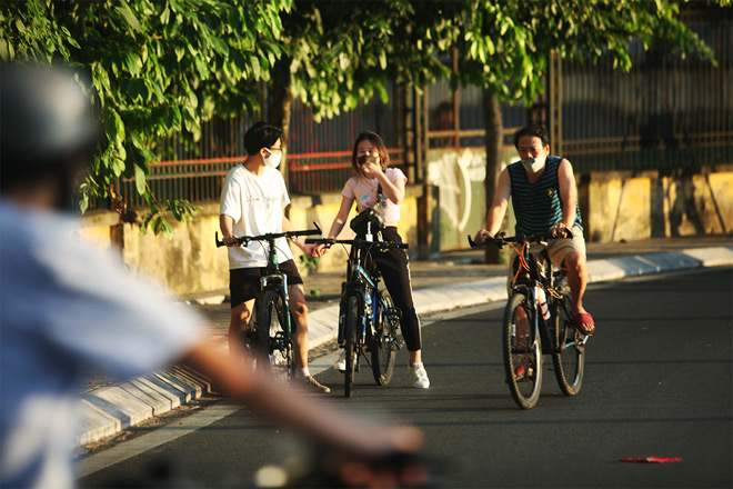 Những đôi yêu nhau cũng thường tới đây để rèn luyện sức khỏe và lưu giữ cho mình những khoảnh khắc đẹp bên con hồ thơ mộng.