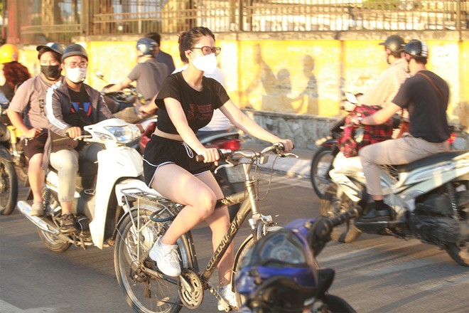 Với chiều dài lên đến hơn 17km, Hồ Tây trở thành cung đường lý tưởng để đạp xe. Nhiều người lựa chọn đi hết một vòng hồ rồi quay lại đúng vị trí cũ. Nưng nếu không đủ sức đi quãng đường dài như vậy thì có thể đi một đoạn rồi quay lại.