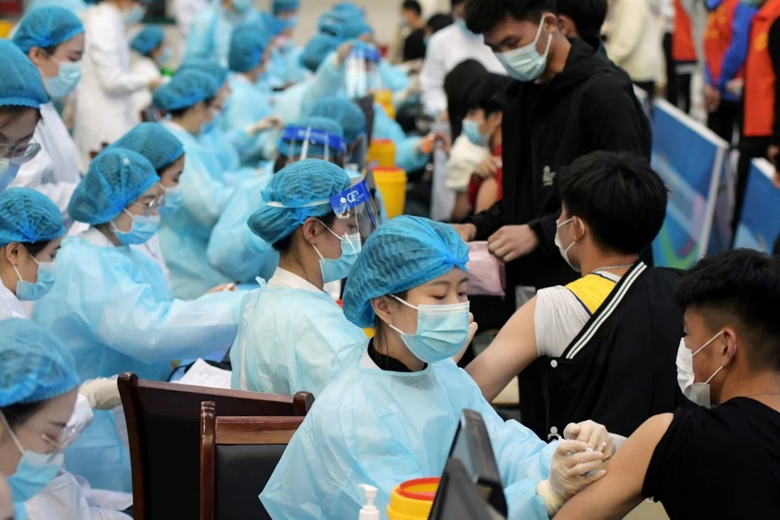 Một ước tính mới cho thấy, Trung Quốc cần tiêm hơn 2,2 tỷ liều vắc-xin Covid-19 để đạt được miễn dịch cộng đồng. Ảnh: Reuters