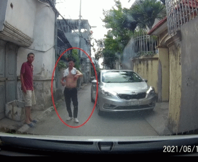 Video: Bức xúc tài xế say rượu đi ô tô ngược chiều còn hống hách đẩy lùi xe khác - 1