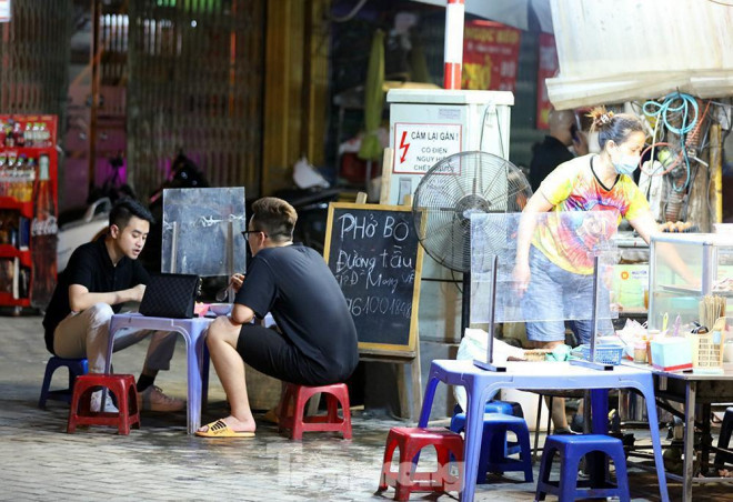 Còn quán phở Đường Tầu trên phố Trần Phú, quận Hoàn Kiếm mở cửa vào đúng 0h sáng ngày 22/6 và đã có khách đến ăn sớm sau bao nhiêu ngày phải mua mang về.