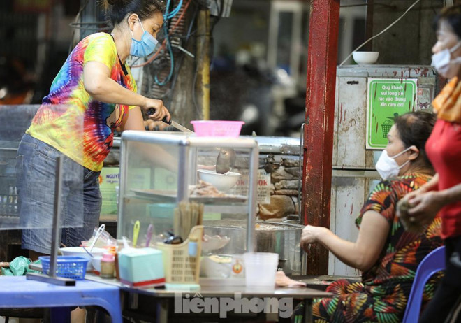 Chị Hằng chủ quán phở nói: “ Nhiều khách muốn ăn tại chỗ nhưng theo chỉ đạo của chính quyền nên cửa hàng toàn bán mang về gần 1 tháng nay, sau khi tối nghe thông tin là được bán trở lại cùng với việc tuân thủ phòng tránh dịch nên cửa hàng cũng phải trang bị vách ngăn để cho khách ngồi tạo khoảng cách phòng chống dịch ”