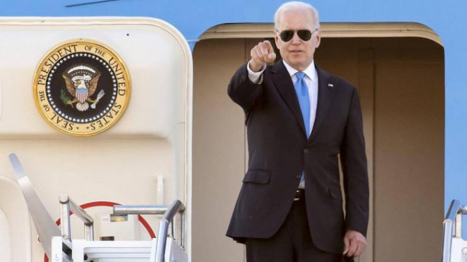 Tổng thống Mỹ Joe Biden cũng là người rất thích đeo kính đen - ảnh tư liệu Japan Times.