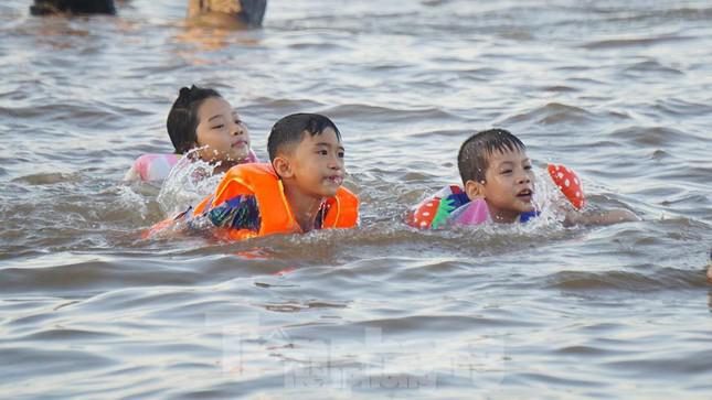 Một số em nhỏ biết bơi thỏa thích nô đùa dưới nước cùng phụ huynh.