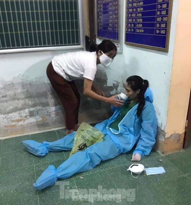 Nữ điều dưỡng Nguyễn Diệu Hằng kiệt sức khi làm nhiệm vụ.