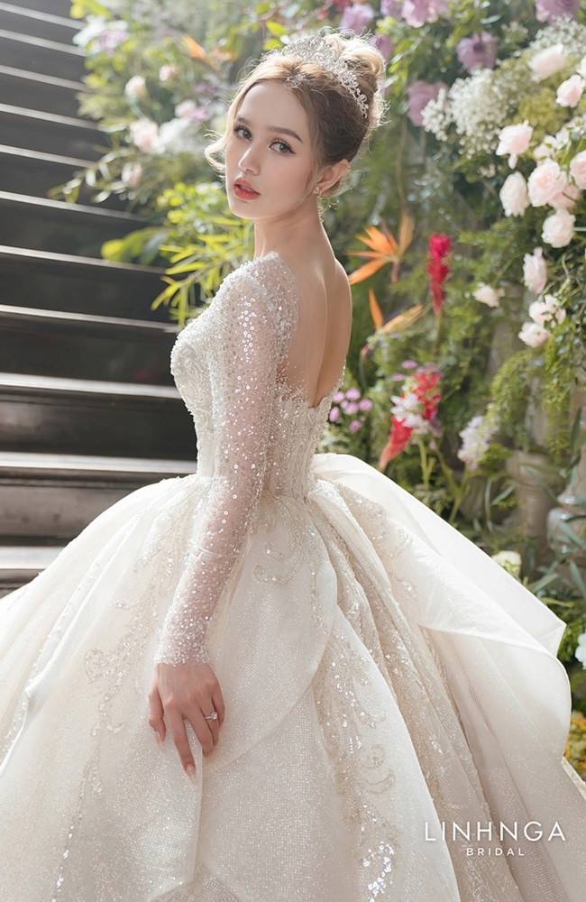 Xoài Non xinh lung linh khi khoác lên mình bộ váy cưới được thiết kế riêng, đính 6 viên kim cương, mỗi viên 20 carat, có giá lên đến 1,2 triệu USD (khoảng 28 tỉ đồng).
