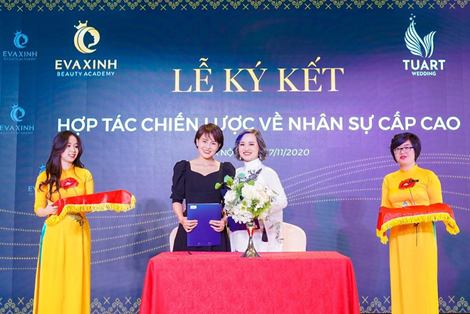 Chị Thu Trang Eva Xinh (áo dài trắng) trong buổi ký kết hợp tác với AVT Education