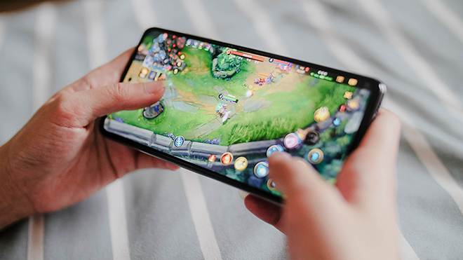 Chiếc smartphone này chơi tốt các tựa game tầm trung.