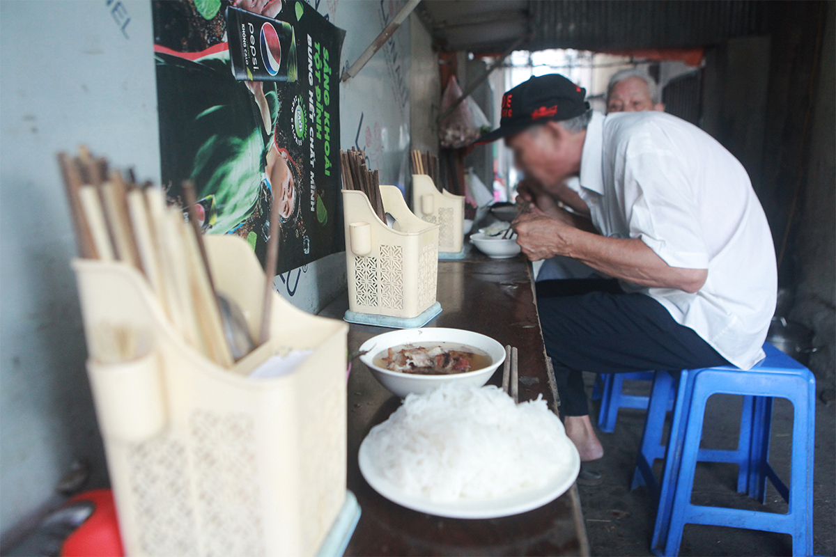 Quán bún chả trên phố Đại Cồ Việt, bàn cho khách ngồi cũng không có vách ngăn, khách hàng ngồi rất sát nhau.