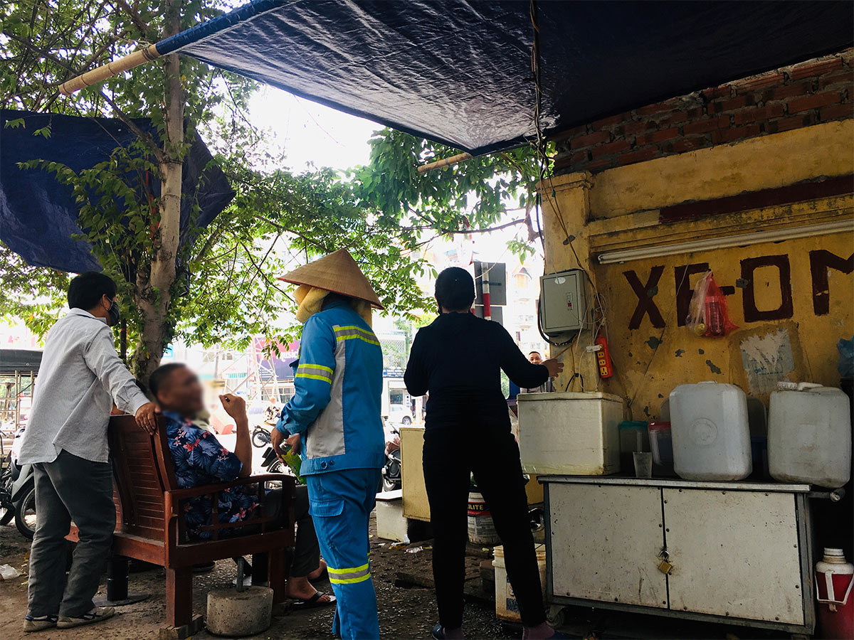 Ngày đầu mở cửa hàng quán ở Hà Nội: &#34;Vô tư&#34; bỏ tấm chắn, ngồi sát nhau ăn uống - 13