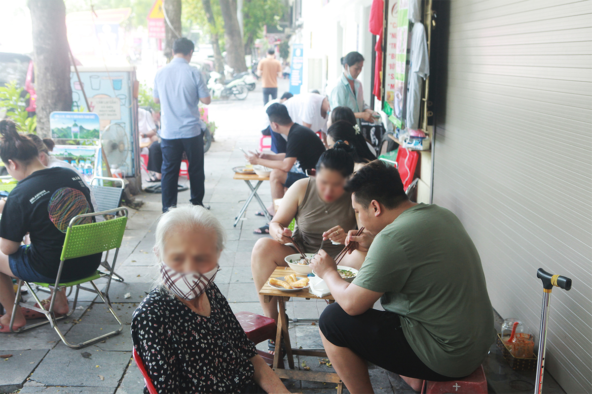 Ngày đầu mở cửa hàng quán ở Hà Nội: &#34;Vô tư&#34; bỏ tấm chắn, ngồi sát nhau ăn uống - 3