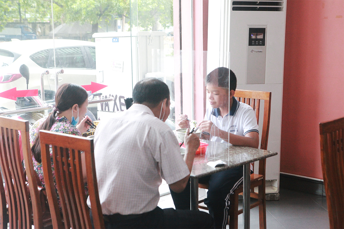 Quán có vách ngăn giữa người với người và ngồi không quá đông.