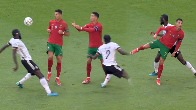 Tình huống Ronaldo biến Rudiger thành gã hề