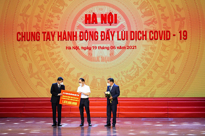 Ông Nguyễn Công Hân -&nbsp; Chủ tịch Tập đoàn HYH Việt Nam trao số tiền ủng hộ cho Quỹ tiêm vaccine và phòng chống dịch Covid-19 của thành phố Hà Nội.