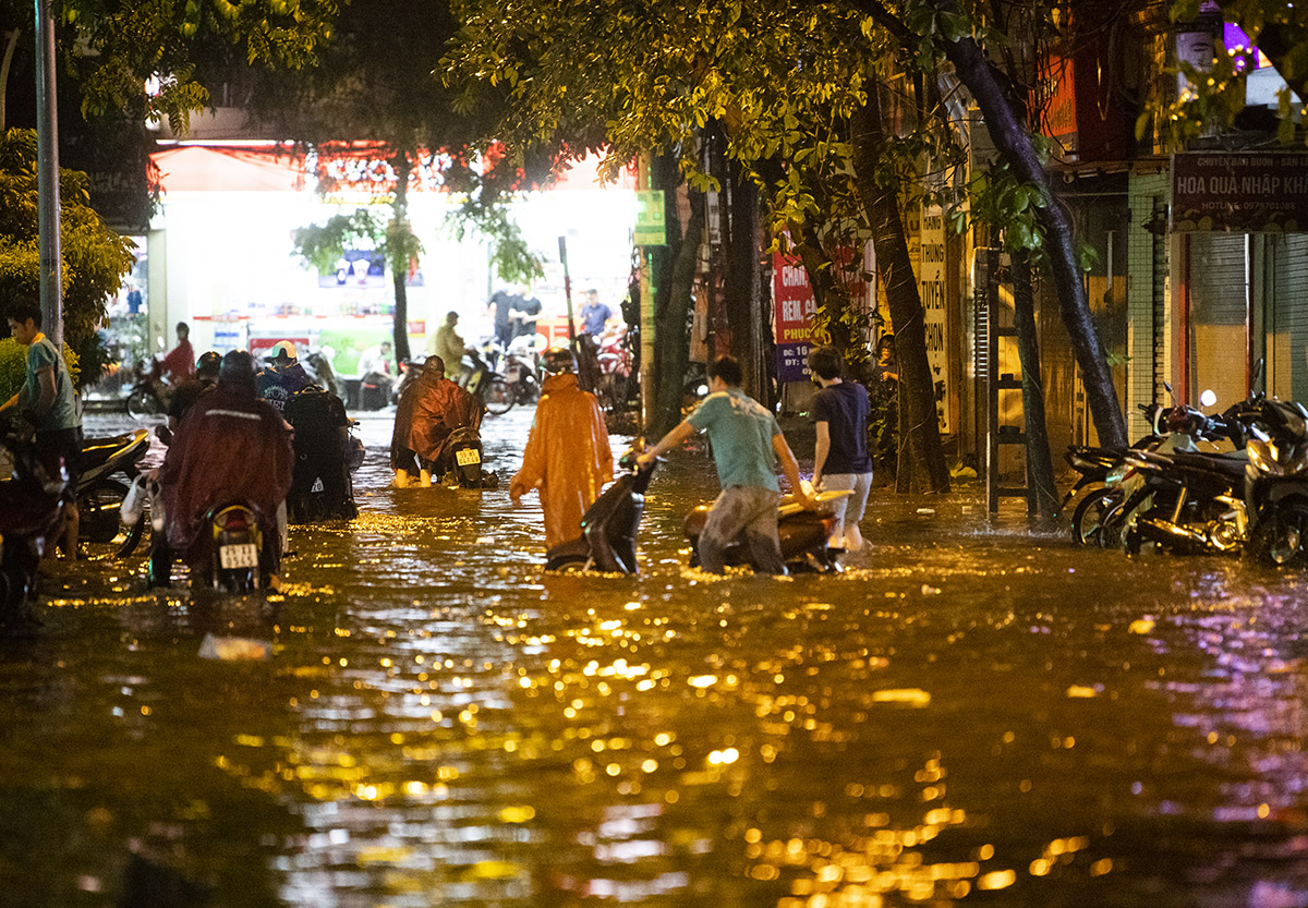 Tối nay (22/6), Hà Nội vừa đón cơn mưa lớn kèm theo giông vào giờ tan tầm sau nhiều ngày nắng nóng, khiến thời tiết&nbsp;mát mẻ hơn.&nbsp;