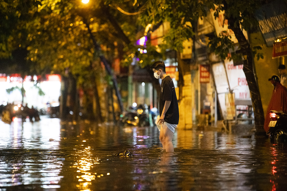 Nhiều tuyến đường ngập thành "sông"chỉ sau hơn 1 tiếng đồng hồ.