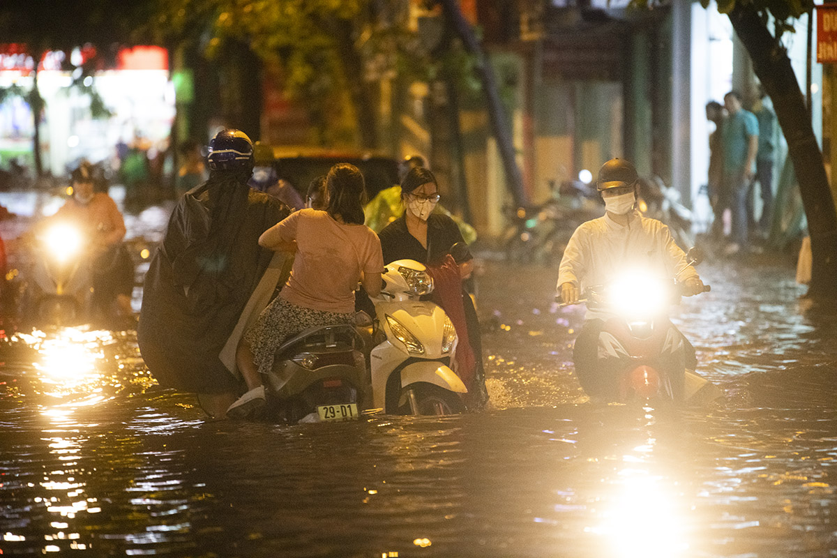 Mưa lớn khiến nhiều tuyến đường ngập úng, nước dâng cao.