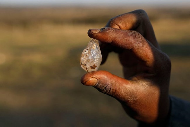Sự việc xảy ra ở làng KwaHlathi, Nam Phi sau khi một người chăn gia súc phát hiện  viên đá đầu tiên trên bãi đất trống mà anh ta tin là kim cương.
